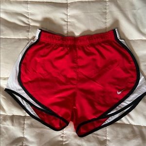 red nike athletic shorts⭐️❤️